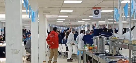 En pleno campamento, los trabajadores del Proyecto Vicuña explotaron de alegría por el triunfo de Argentina