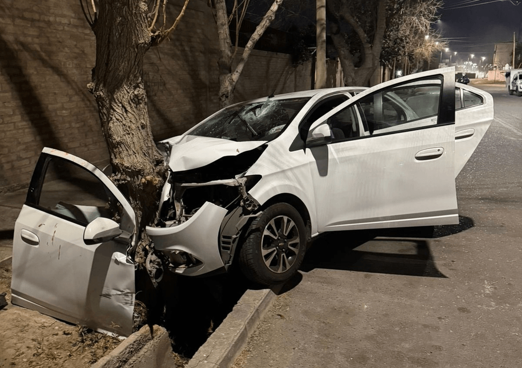 Un conductor falleció tras colisionar con una camioneta y terminar contra un árbol en Capital