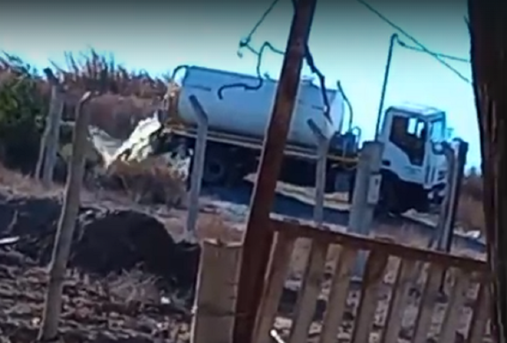 Angaco: vecinos denunciaron una descarga de líquidos cloacales fuera del área habilitada