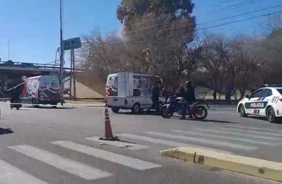 El mismo cruce de Capital volvió a dar un susto: choque entre una moto y una camioneta con dos heridos