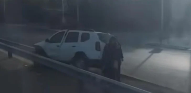 Una Renault Duster quedó sobre el guardarraíl en el lateral este de la Ruta 40