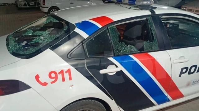 Un ataque en Caucete dejó a un efectivo lesionado y daños en un patrullero