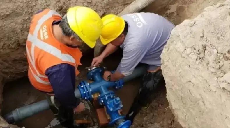 Dos días con desvíos en una calle de Capital por una obra de OSSE