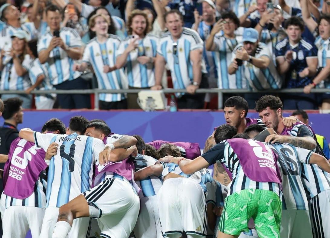 La Selección celebró a puro canto y ya mira de reojo a Inglaterra