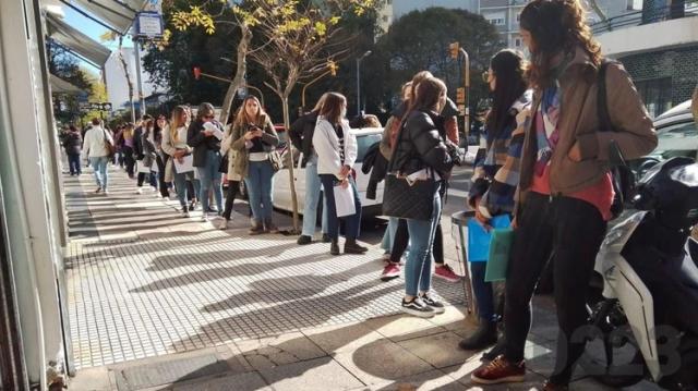 La UBA registró en marzo otra baja del empleo formal y más presión sobre los salarios