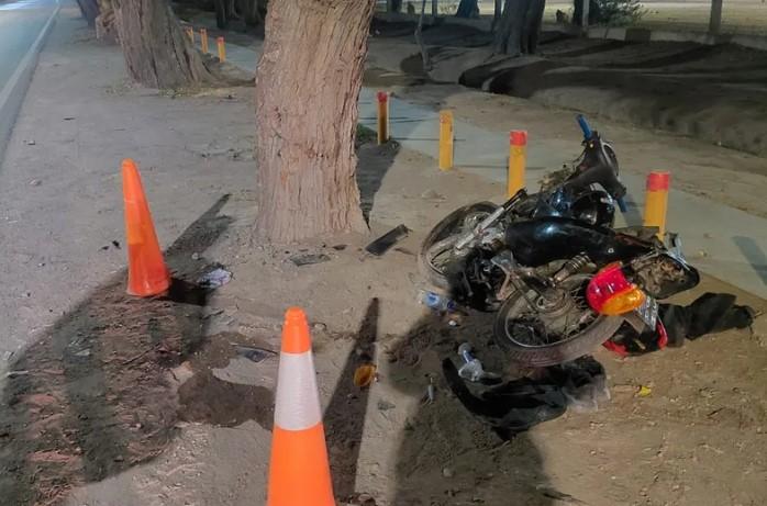 Un joven de 21 años pelea por su vida tras un fuerte choque en moto contra un árbol
