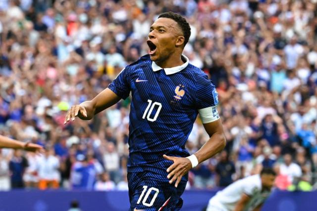 Mbappé lidera a Francia, alcanza otra marca y minimiza la comparación con Messi