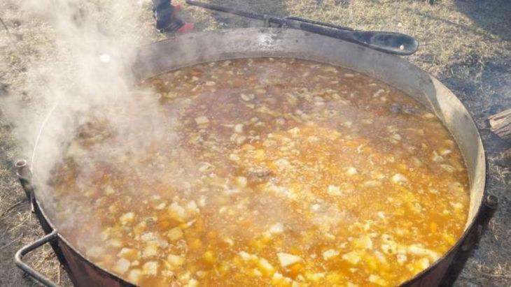 Cáritas San Juan prepara un locro patrio para financiar sus programas sociales