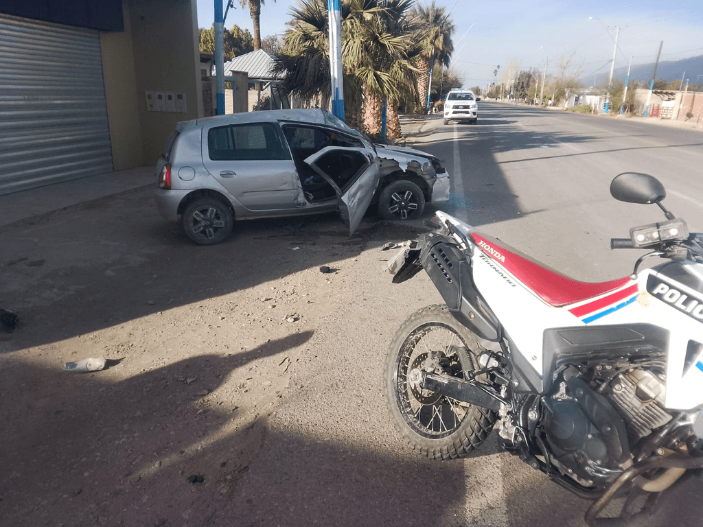 Perdió el control del auto, chocó contra un pilar en Pocito y terminó en el hospital