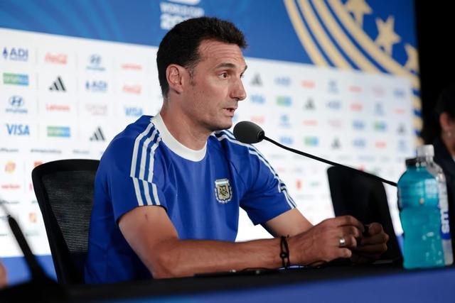Scaloni evitó confirmar la formación y habló de un posible ajuste ante Inglaterra