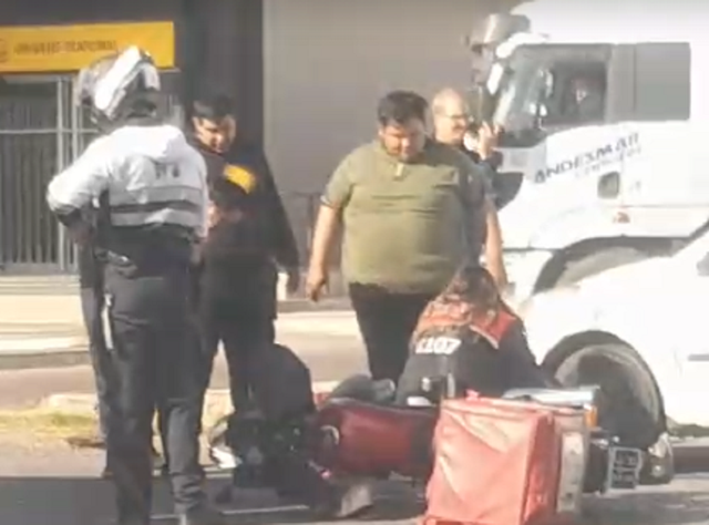 Un repartidor resultó gravemente herido tras un choque en Las Heras y Lateral de Circunvalación