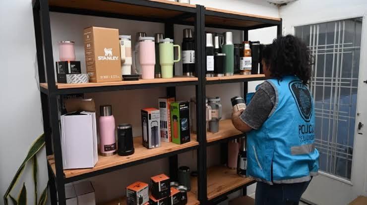 Incautan 8.200 pares de zapatillas y 1.100 termos y mates falsificados en una galería comercial