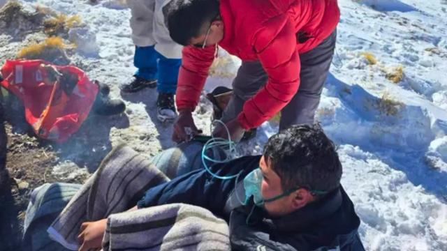 Rescataron con vida a cuatro mineros atrapados por un temporal en Catamarca