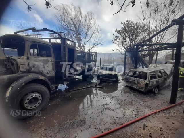 Una quema de residuos en viento Zonda terminó con una vivienda y un taller destruidos