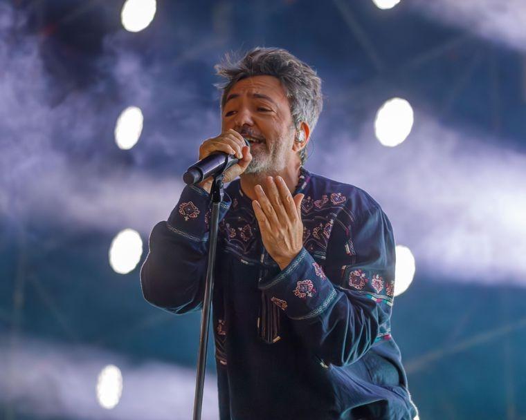 Adrián Dárgelos se fue al piso en pleno show de Babasónicos en Comodoro Rivadavia