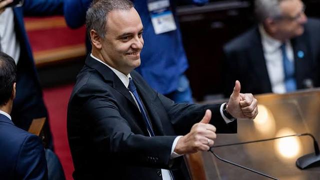 La salida de Manuel Adorni tuvo fuerte eco en la prensa internacional
