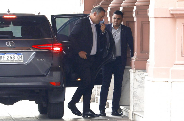 Crece la presión interna sobre Milei por la continuidad de Adorni y asoma Quirno