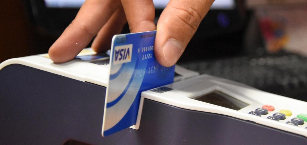 Pagar el mínimo y seguir debiendo: la alarma que encienden las tarjetas de crédito