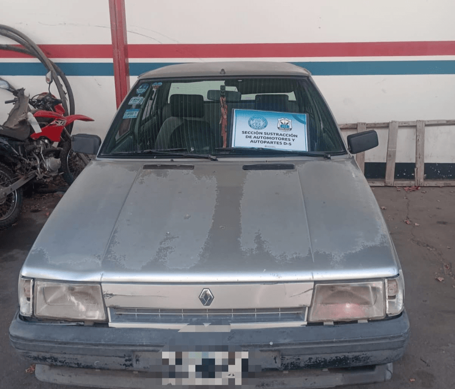 Apareció en Capital el Renault 9 robado el fin de semana y lo secuestraron para peritajes
