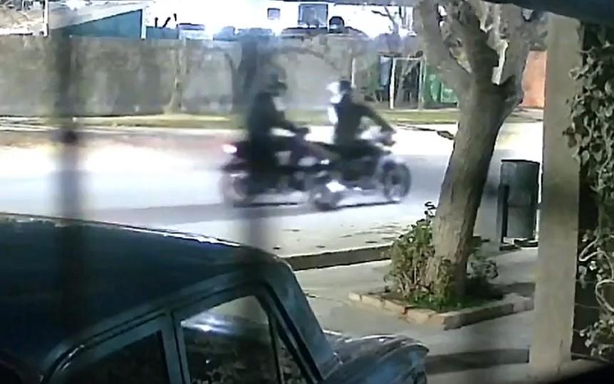 En segundos le robaron la moto con la que se ganaba el mango