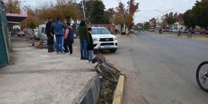 Un hombre de 84 años fue derivado al hospital tras un choque entre una bicicleta y una moto