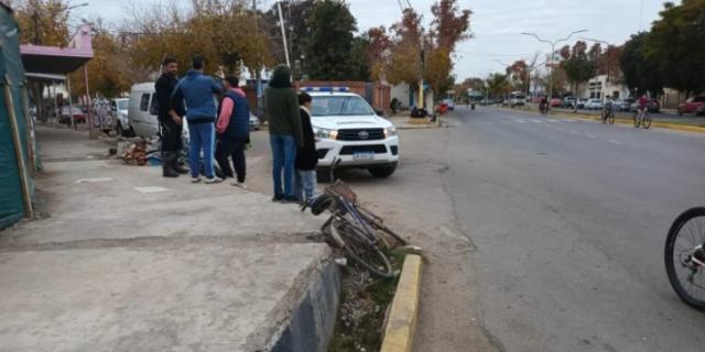 Un hombre de 84 años fue derivado al hospital tras un choque entre una bicicleta y una moto