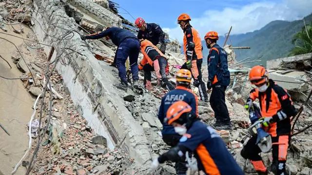 Un niño de tres años fue hallado con vida tras seis días entre escombros en La Guaira
