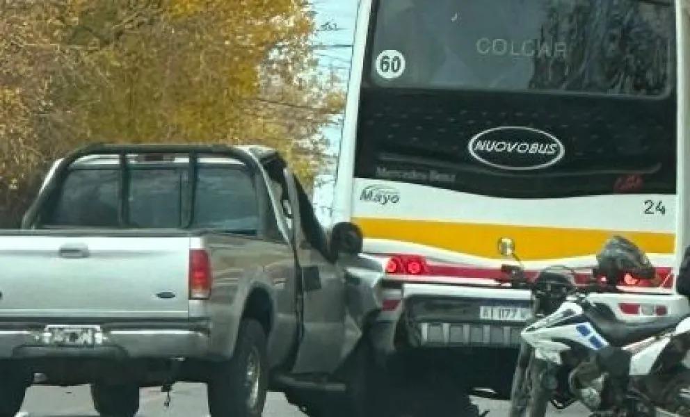 Una camioneta chocó contra un colectivo de la Red Tulum en Villa Elisa