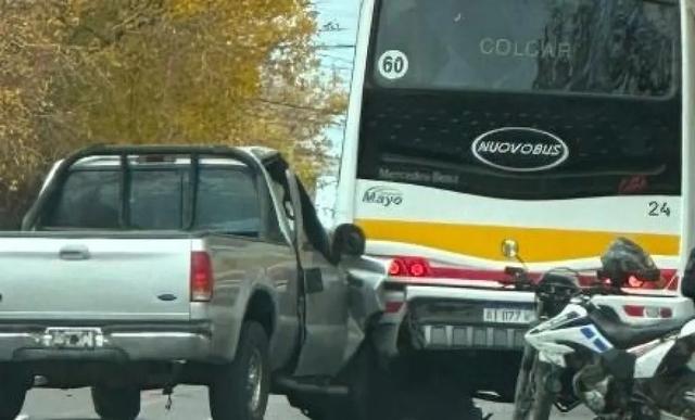 Una camioneta chocó contra un colectivo de la Red Tulum en Villa Elisa