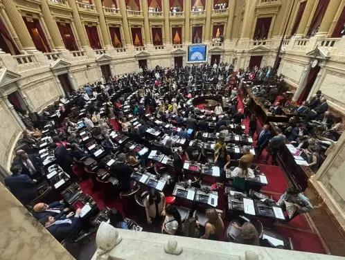 El oficialismo apuró el debate del Súper RIGI y sumó otra pulseada en el recinto