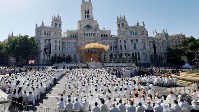 León XIV encabezó en Cibeles la misa del Corpus Christi ante una multitud