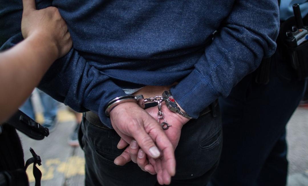 Detienen a un joven con captura vigente tras un operativo frente a una barbería