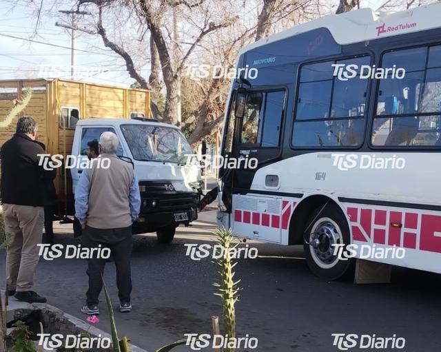 Un colectivo y un utilitario chocaron en Rawson: habría esquivado un pozo