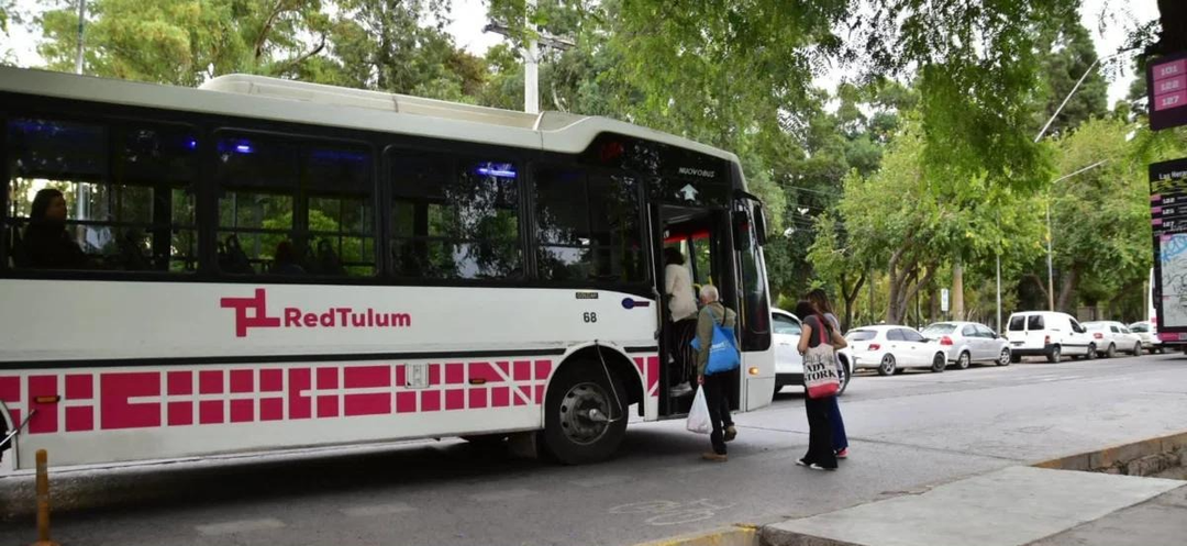 Una menor convulsionó a bordo de un colectivo de la Red Tulum