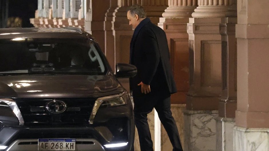 Acusan a Adorni de conservar custodia y auto oficial tras dejar el cargo