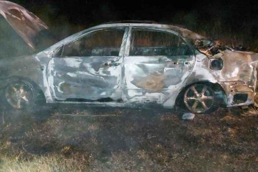 Le prendieron fuego el auto adentro de su casa y escaparon en Rivadavia