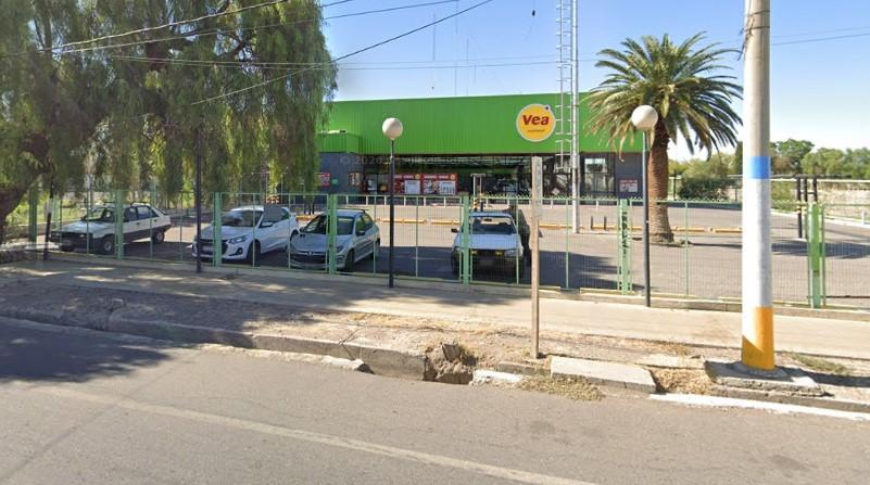 Destrozaron la vidriera de un súper en Rawson y se llevaron plata y mercadería en plena madrugada