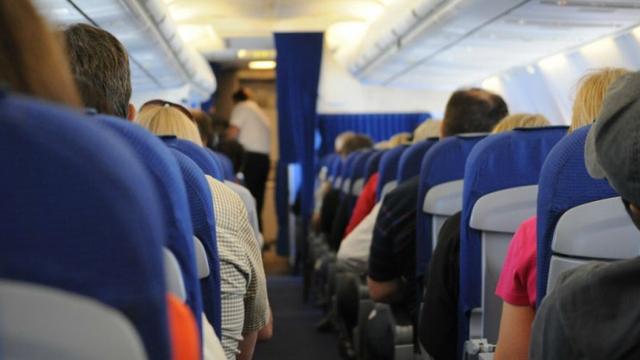 Detuvieron a dos pasajeros acusados de mantener relaciones sexuales durante un viaje en avión