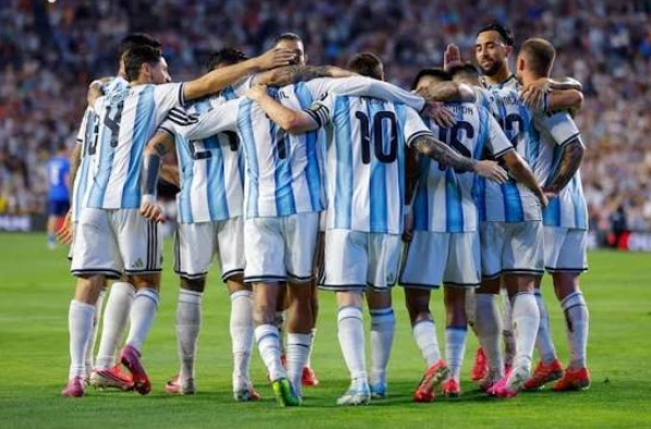 La Selección mete presión: el nombre que pica en punta para cantar el Himno en la final