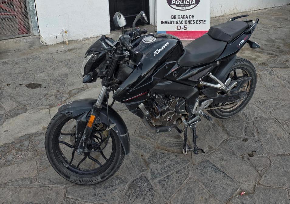 La patrulla frenó a un motociclista y destapó una maniobra insólita en 25 de Mayo