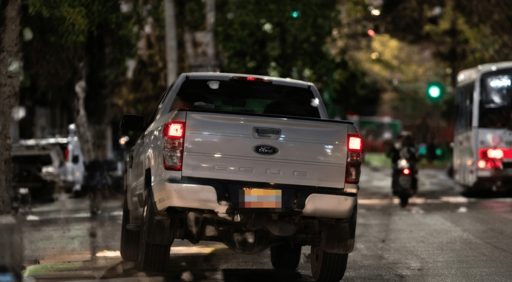 Una camioneta se descontroló y se incrustó contra una luminaria en Libertador