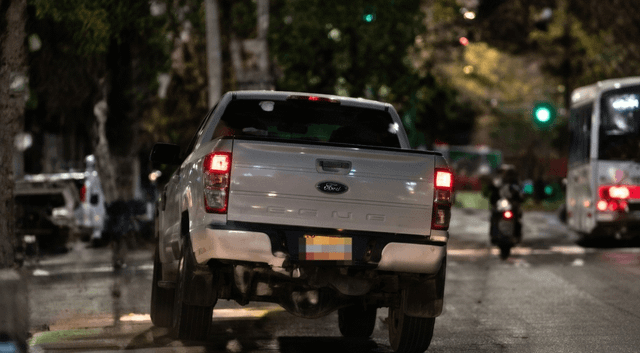 Una camioneta se desvió en Avenida Libertador y chocó contra una luminaria
