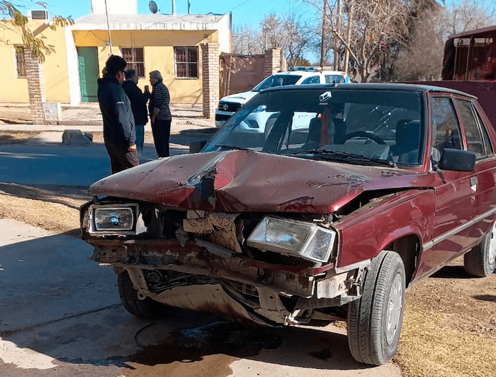 Conducía un remís, perdió el control y derribó parte del ingreso de una vivienda