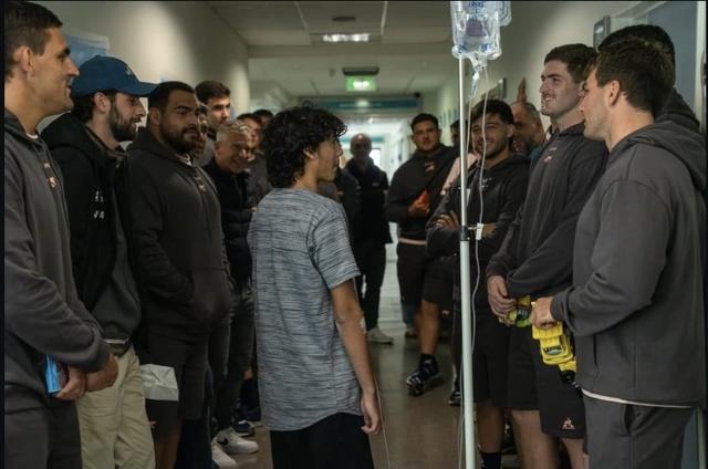 Los Pumas visitaron el Hospital Rawson y compartieron una jornada con niños internados