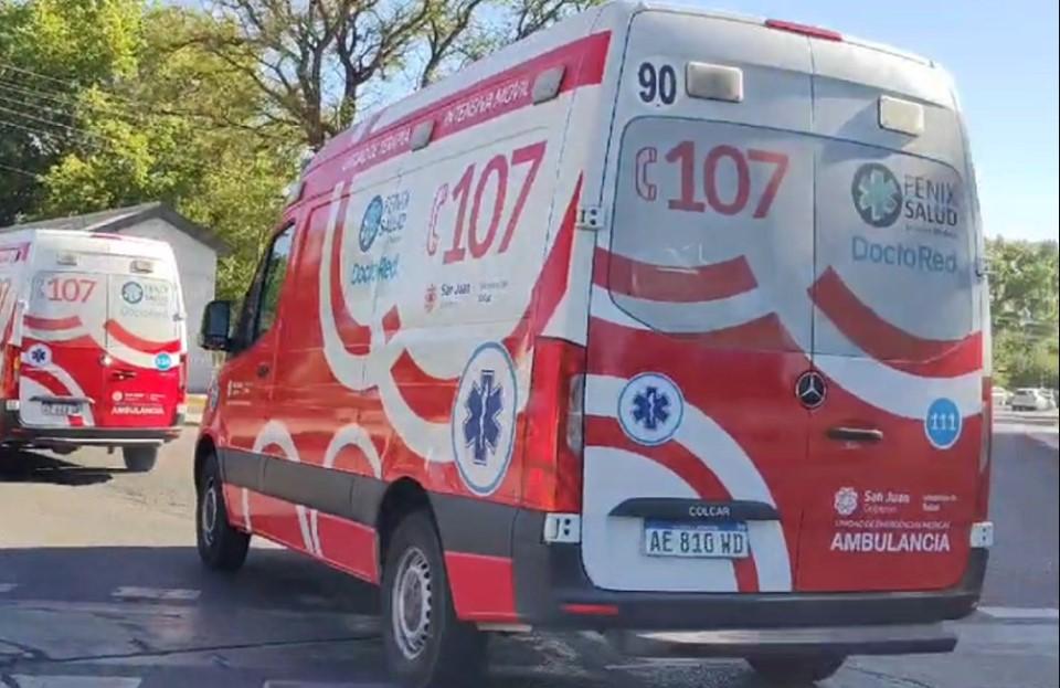 La lluvia lo desacomodó y un motociclista terminó con varios golpes en plena calle Tucumán