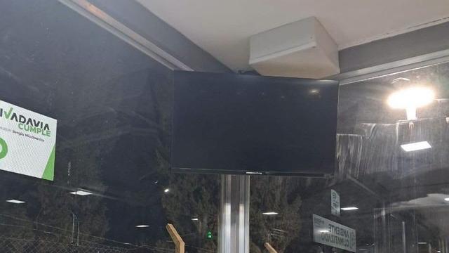 Dos menores intentaron robar el televisor de una parada inteligente en Rivadavia