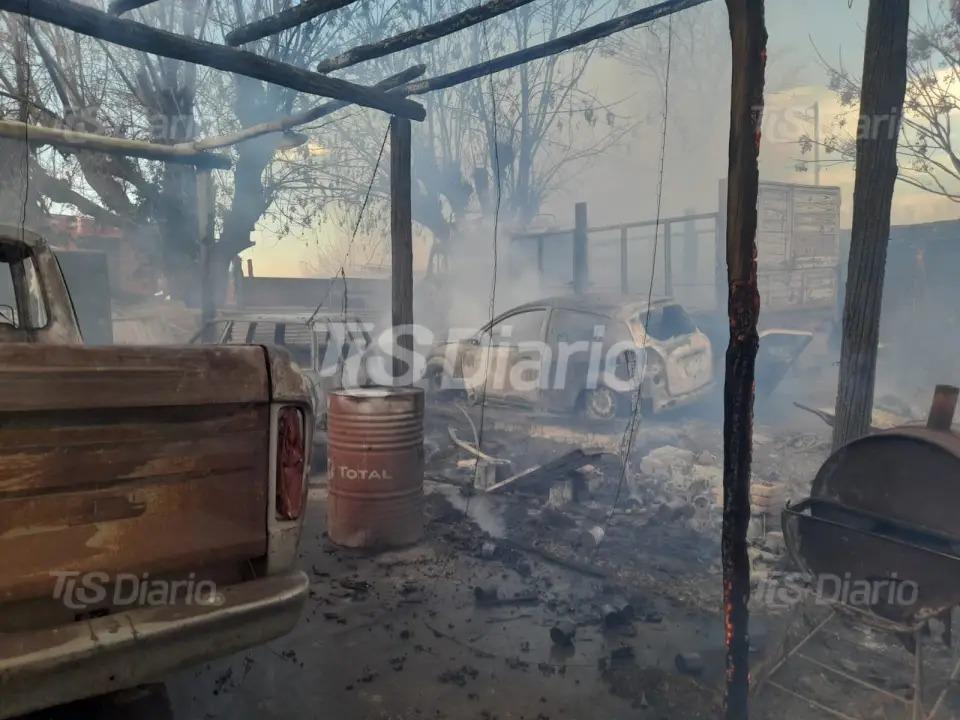 Una quema de basura desató un incendio feroz y dejó a una familia sin nada en Pocito