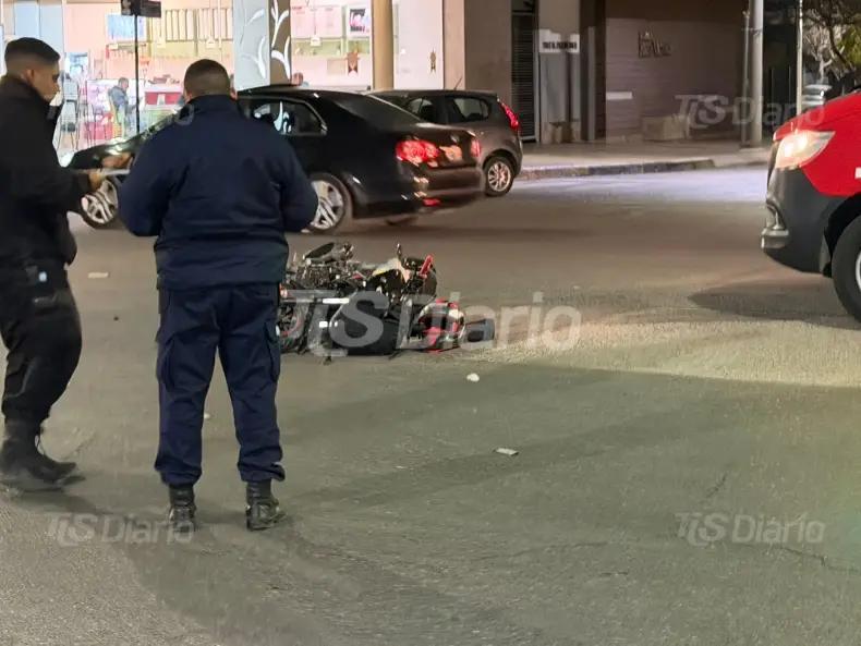 Un choque entre un auto y una moto dejó a una conductora lesionada en Capital