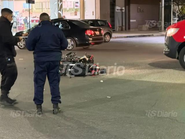 Un choque entre un auto y una moto dejó a una conductora lesionada en Capital