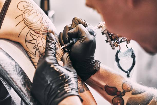 El tatuaje cumple su día y detrás hay una historia milenaria